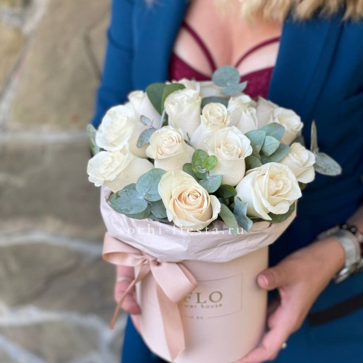 Цилиндр из белых роз в Казани