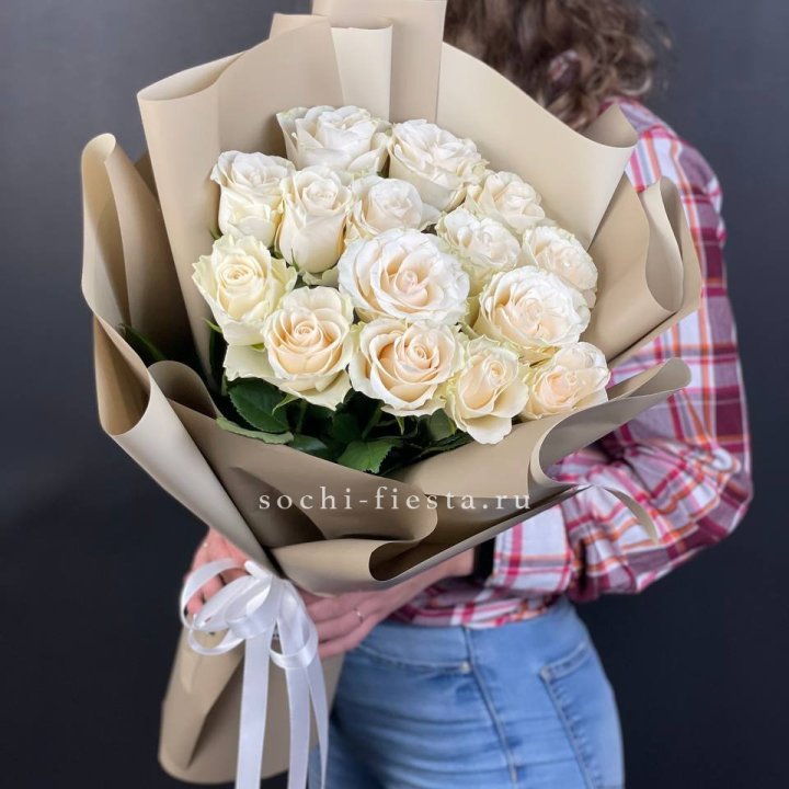 15 белых роз кофе в Казани