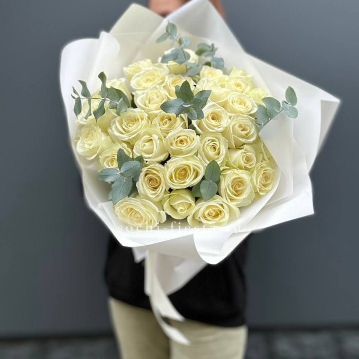 31 белая роза с эвкалиптом в Казани