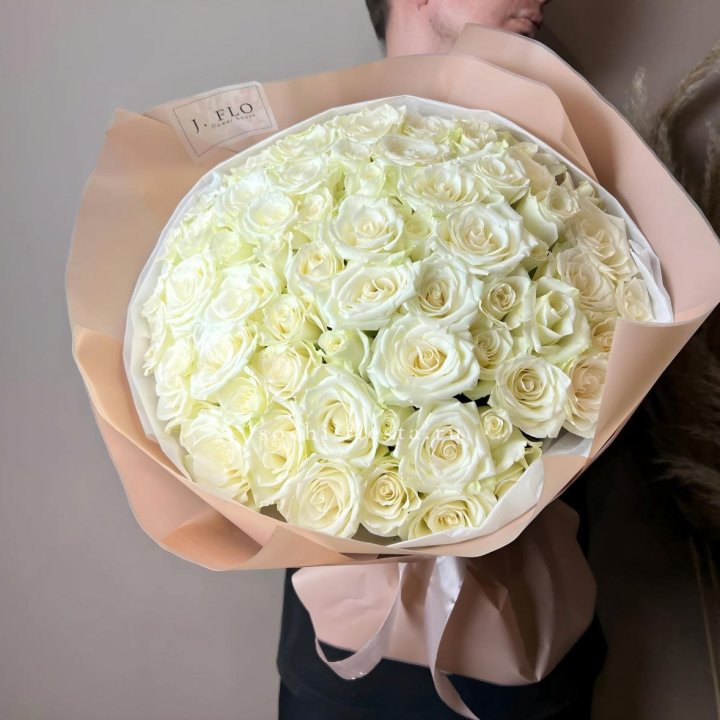 51 белая  роза в оформлении в Казани