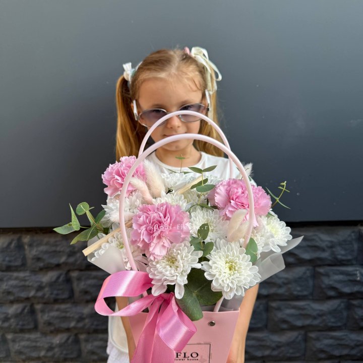 Сумочка из стойких хризантем и диантуса в Казани