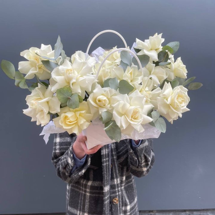 15 белых роз в сумочке в Казани