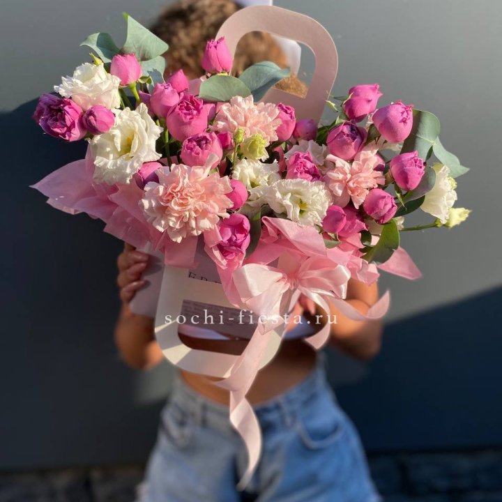 Сумочка с кустовой розой и диантусами в Казани