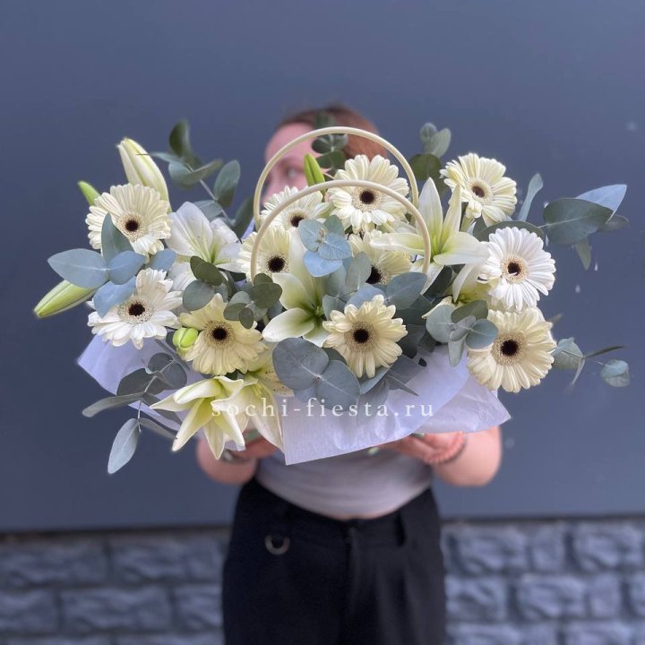 Сумочка лилии и герберы в Казани
