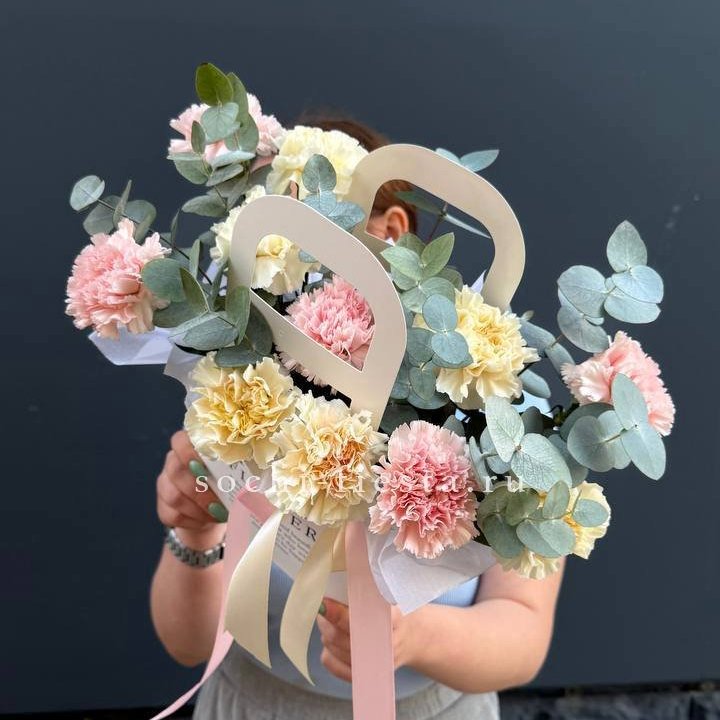 Сумочка из диантусов в Казани