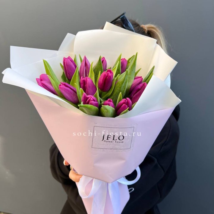 15 пурпурных тюльпанов в Казани