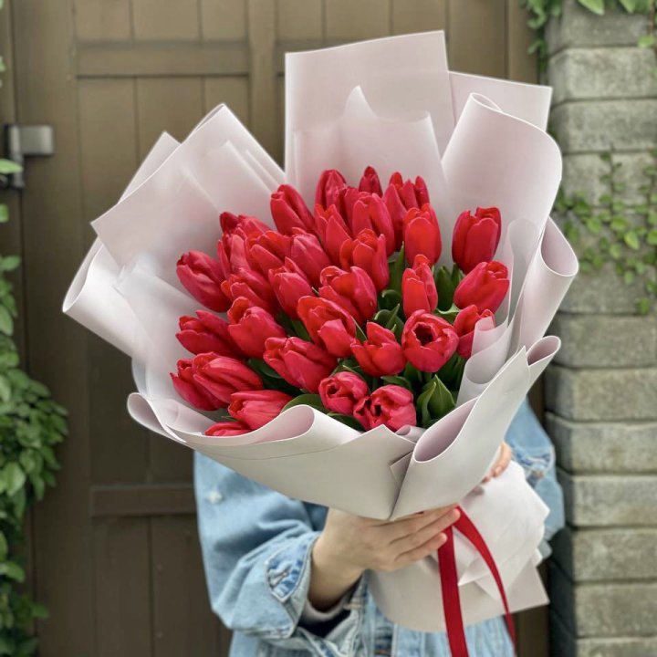 35 красных тюльпанов в Казани