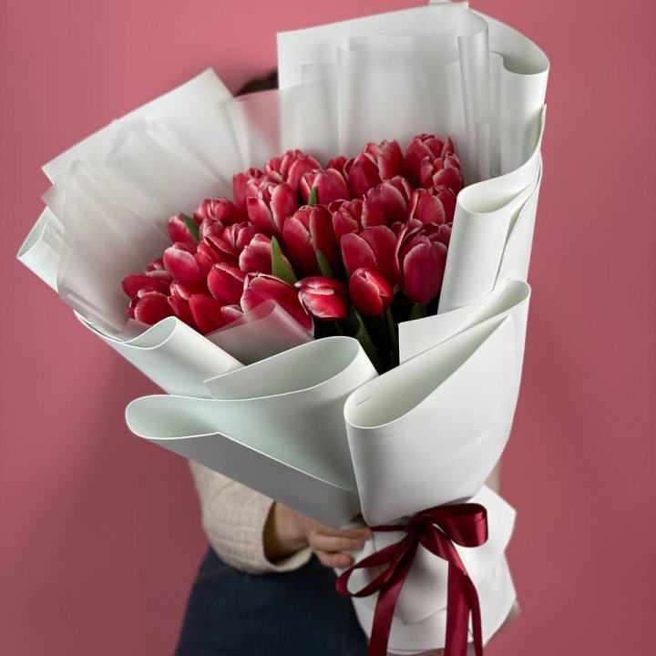 Букет красных тюльпанов в Казани